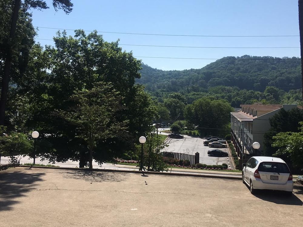 Mountain Creek Professional Center: 901 Mountain Creek Rd, Chattanooga, TN 37405